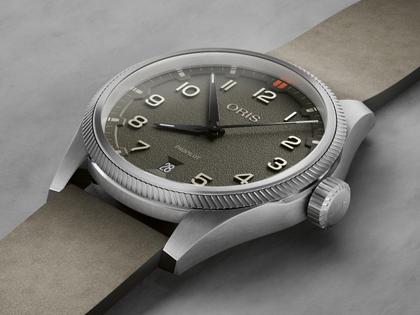Oris ProPilot Date Automatik Edelstahl 41mm grünes Zifferblatt grünes Lederband – Herrenuhren Uhr mit Datum aus Edelstahl und Leder. Das Gehäuse ist rund und silber. Das Lederarmband ist grün. Das Zifferblatt ist arabisch und grün. – Ansicht 5