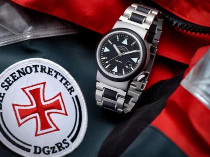 Mühle Glashütte S.A.R. Rescue-Timer Automatik Edelstahl 42mm schwarzes Zifferblatt Metallband mit Kautschukeinlagen – Herrenuhren Uhr mit Datum aus Edelstahl. Das Gehäuse ist rund und silber. Das Edelstahlarmband ist silber. Das Zifferblatt ist ein Index in schwarz. – Ansicht 2
