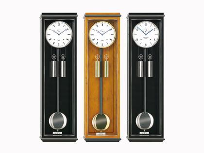 Erwin Sattler Seilzug Regulator Wanduhr Classica S 100 schwarz – Großuhren Wanduhr aus . Das Gehäuse ist rechteckig und schwarz. Das Zifferblatt ist arabisch Index und weiß. – Ansicht 2