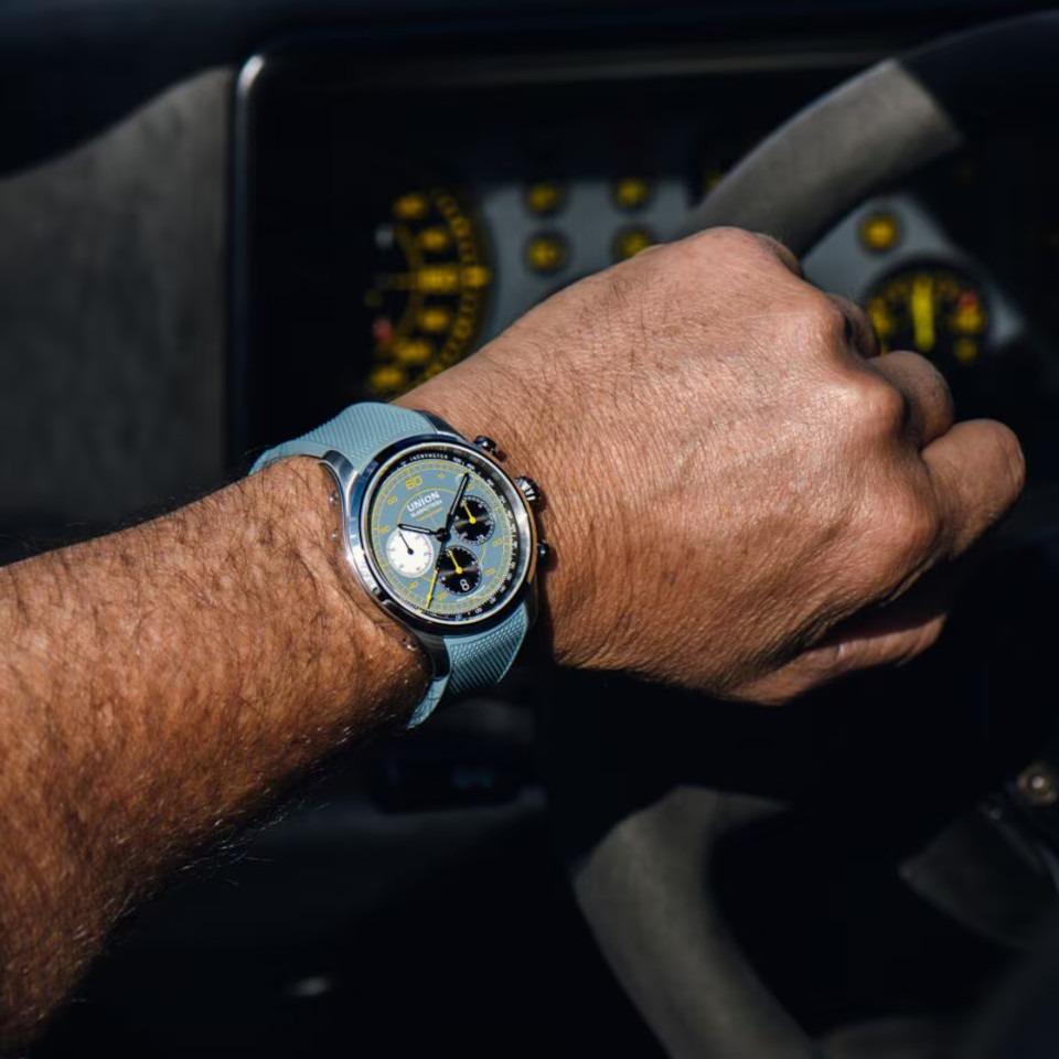 Union Glashütte Belisar Chronograph Speedster 2025 Limited Edition Automatik Edelstahl 44mm blaues Zifferblatt blaues Kautschukband – Herrenuhren Chronograph aus Edelstahl und Kautschuk. Das Gehäuse ist rund und silber. Das Kautschuk / Kunststoff / Silikon Armband ist blau. Das Zifferblatt ist arabisch und blau. – Ansicht 9
