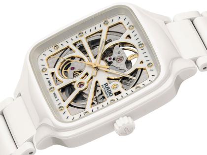 Rado True Square Open Heart Automatik Keramik 38mm weißes Zifferblatt weißes Keramikband – Herrenuhren Uhr ohne Datum aus Keramik und Titan. Das Gehäuse ist quadratisch und weiß. Das Keramikarmband ist weiß. Das Zifferblatt ist skelettiert und weiß. – Ansicht 2
