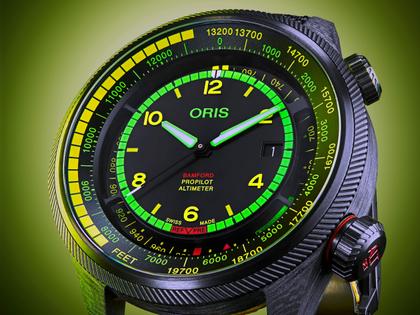 Oris ProPilot Altimeter "Mission Control" X Bamford Watch Department Automatik Karbon 47mm schwarzes Zifferblatt schwarzes Textilband Limited Edition – Herrenuhren Uhr mit Datum aus Carbon, Leder, PVD beschichtet und Titan. Das Gehäuse ist rund und schwarz. Das Textilarmband ist schwarz. Das Zifferblatt ist arabisch Index und schwarz. – Ansicht 9