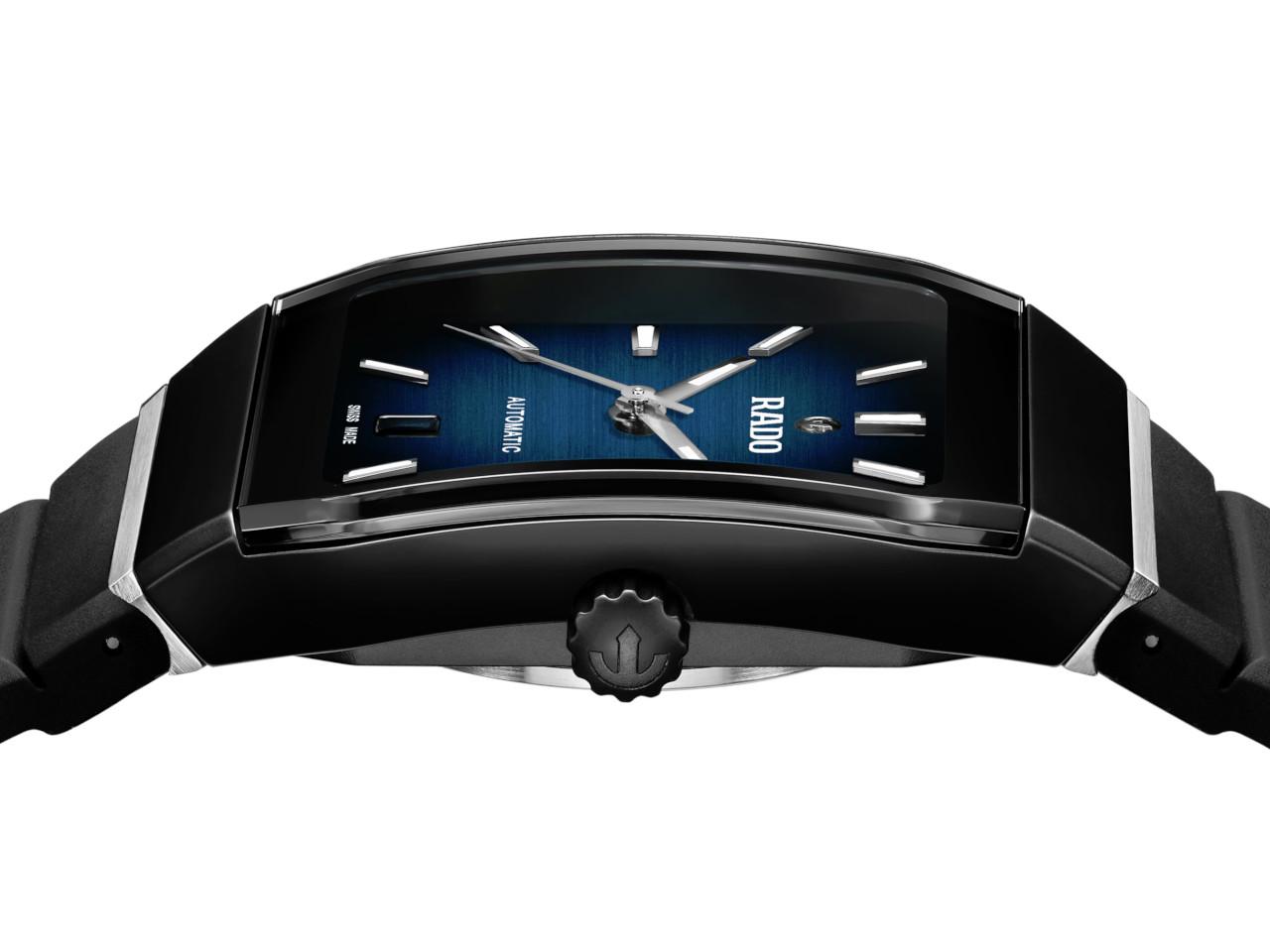 Rado Anatom Automatik Keramik 32,5mm schwarz-blaues Zifferblatt schwarzes Kautschukband – Damenuhren Uhr mit Datum aus Edelstahl, Kautschuk und Keramik. Das Gehäuse ist rechteckig und schwarz. Das Kautschuk / Kunststoff / Silikon Armband ist schwarz. Das Zifferblatt ist ein Index in blau. – Ansicht 3