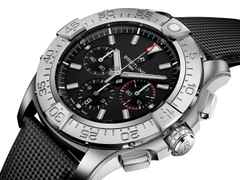 Breitling Super Avenger B01 Chronograph 46 Automatik Titan schwarzes Zifferblatt schwarzes Lederband – Herrenuhren Chronograph aus Titan. Das Gehäuse ist rund und grau. Das Lederarmband ist schwarz. Das Zifferblatt ist ein Index in schwarz. – Ansicht 2