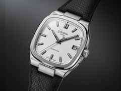 Glashütte Original Seventies Vintage Kollektion Stereo Panel Automatik Edelstahl 39x39mm silbernes Zifferblatt schwarzes Kautschukband – Herrenuhren Uhr mit Datum aus 750 Weißgold, Edelstahl und Kautschuk. Das Gehäuse ist quadratisch und silber. Das Kautschuk / Kunststoff / Silikon Armband ist schwarz. Das Zifferblatt ist ein Index in silber. – Ansicht 5