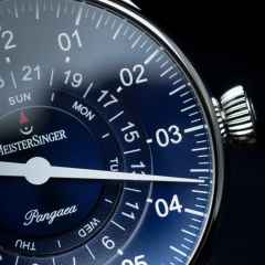 MeisterSinger Pangaea Day Date, 40mm Automatik blau – Herrenuhren Uhr mit Datum aus Edelstahl. Das Armband ist ein Lederarmband. Der Zifferblatt ist arabisch. – Ansicht 3