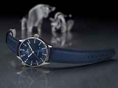 Sinn Spezialuhren 6068 B Frankfurter Finanzplatzuhr Automatik Edelstahl 38,5mm blaues Zifferblatt blaues Lederband – Herrenuhren Uhr mit Datum aus Edelstahl und Leder. Das Gehäuse ist rund und silber. Das Lederarmband ist blau. Das Zifferblatt ist arabisch Index und blau. – Ansicht 6