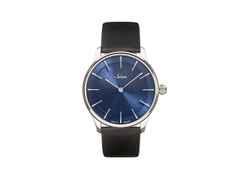 Sinn Spezialuhren 1739 Ag B Automatik Silbergehäuse 39mm blaues Zifferblatt schwarzes Lederband – Herrenuhren Uhr ohne Datum aus 925 Silber und Leder. Das Gehäuse ist rund und silber. Das Lederarmband ist schwarz. Das Zifferblatt ist ein Index in blau.