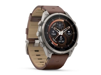 Garmin Fenix 9 Pro inReach Titan 47mm digitales Display braunes Lederband – Herrenuhren Uhr Multifunktion aus Leder und Titan. Das Gehäuse ist rund und grau. Das Lederarmband ist braun. Das Zifferblatt ist digital und schwarz. – Ansicht 5