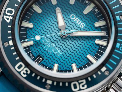 Oris Aquis Pro 4000M Automatik Titan 49,5mm blaues Wellen-Zifferblatt blaues Kautschukband – Herrenuhren Uhr mit Datum aus Kautschuk und Titan. Das Gehäuse ist rund und grau. Das Kautschuk / Kunststoff / Silikon Armband ist blau. Das Zifferblatt ist ein Index in blau. – Ansicht 2