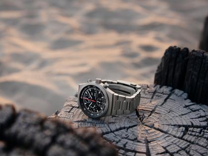 Porsche Design Chronograph 1 - All Titanium Numbered Edition – Herrenuhren Chronograph aus Edelstahl und PVD beschichtet. Das Gehäuse ist rund und silber. Das Titanarmband ist silber. Das Zifferblatt ist ein Index in schwarz. – Ansicht 5