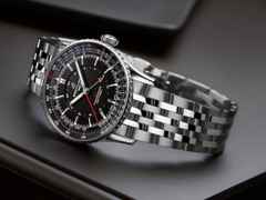 Breitling Navitimer Automatic GMT 41 Chronometer Edelstahl schwarzes Zifferblatt Metallband – Herrenuhren Uhr mit Datum aus Edelstahl. Das Gehäuse ist rund und silber. Das Edelstahlarmband ist silber. Das Zifferblatt ist ein Index in schwarz. – Ansicht 3