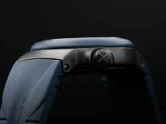 Mühle Glashütte S.A.R. Rescue-Timer Edition 1994 Automatik Edelstahl Schwarz-PVD 42mm schwarzes Zifferblatt blaues Kautschukband – Herrenuhren Uhr mit Datum aus Edelstahl, Kautschuk und PVD beschichtet. Das Gehäuse ist rund und schwarz. Das Kautschuk / Kunststoff / Silikon Armband ist blau. Das Zifferblatt ist ein Index in schwarz. – Ansicht 6