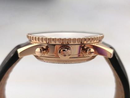 Breitling Montbrillant 01 Limited Edition Automatik Rotgold 40mm beiges Zifferblatt braunes Lederband RB013112 Full Set mit Garantie Occasion – Herrenuhren Chronograph aus 750 Rotgold. Das Gehäuse ist rund und rotgold. Das Lederarmband ist braun. Das Zifferblatt ist arabisch Index und beige. – Ansicht 3