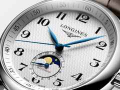 Longines Master Collection Mondphase Automatik Edelstahl 40mm silbernes Zifferblatt braunes Lederband – Herrenuhren Uhr mit Datum aus Edelstahl und Leder. Das Gehäuse ist rund und silber. Das Lederarmband Kroko / Alligator ist braun. Das Zifferblatt ist arabisch und silber. – Ansicht 3