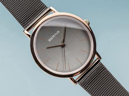 Bering 13436 Edelstahl Damenuhr rosegold graues Zifferblatt Edelstahlband – Damenuhren Uhr ohne Datum aus Edelstahl und PVD beschichtet. Das Gehäuse ist rund und roségold. Das Edelstahlarmband ist grau. Das Zifferblatt ist ein Index in grau. – Ansicht 2