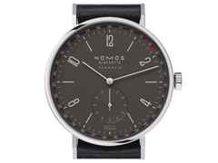 Nomos Glashütte Tangente 41 neomatik Update Ruthenium Automatik Edelstahl 40mm schwarzes Zifferblatt schwarzes Lederband – Herrenuhren Uhr mit Datum aus Edelstahl. Das Gehäuse ist rund und silber. Das Lederarmband ist schwarz. Das Zifferblatt ist arabisch Index und grau. – Ansicht 2