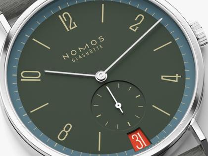 Nomos Glashütte Tangente 38 Datum "175 Years Watchmaking - Lakritze" Handaufzug Edelstahl graues Zifferblatt graues Textilband Glasboden – Herrenuhren Uhr mit Datum aus Edelstahl. Das Gehäuse ist rund und silber. Das Textilarmband ist grau. Das Zifferblatt ist arabisch Index und grau. – Ansicht 5
