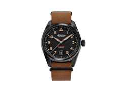 Alpina Startimer Pilot Automatik Edelstahl Schwarz-PVD 40mm schwarzes Zifferblatt braunes Lederband – Herrenuhren Uhr mit Datum aus Edelstahl und PVD beschichtet. Das Gehäuse ist rund und schwarz. Das Lederarmband ist braun. Das Zifferblatt ist arabisch Index und schwarz.