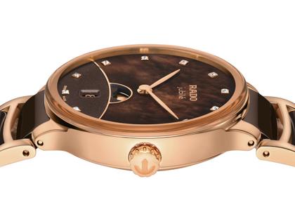 Rado Centrix Diamonds Quarz Edelstahl Roségold-PVD 35mm braunes Perlmutt-Zifferblatt mit Brillanten Metallband – Damenuhren Uhr mit Datum aus Edelstahl, Keramik und PVD beschichtet. Das Gehäuse ist rund und roségold. Das Edelstahlarmband ist roségold. Das Zifferblatt ist ein Index in braun. – Ansicht 3