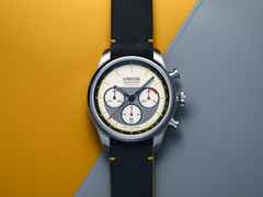 Union Glashütte Belisar Chronograph Silvretta Classic 2026 Limitierte Edition Automatik Edelstahl 44mm beiges Zifferblatt gelbes Textilband schwarzes Lederband und Metallband – Herrenuhren Chronograph aus Edelstahl und Leder. Das Gehäuse ist rund und silber. Das Textilarmband ist gelb. Das Zifferblatt ist ein Index in beige. – Ansicht 9