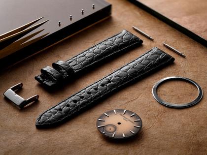 Frederique Constant Classics Moneta Handaufzug Edelstahl 38,5mm braunes Zifferblatt schwarzes Lederband limitiert – Herrenuhren Uhr ohne Datum aus Edelstahl und Leder. Das Gehäuse ist rund und silber. Das Lederarmband ist schwarz. Das Zifferblatt ist ein Index in braun. – Ansicht 15