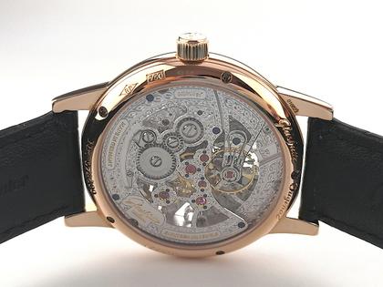 Glashütte Original Senator Mondphase Skelettierte Edition Handaufzug Rotgold 42mm skelettiertes Zifferblatt schwarzes Lederband Limited Edition 1-49-13-15-15-04 Full Set, Service 2025 mit Garantie, Occasion – Herrenuhren Uhr ohne Datum aus 750 Rotgold. Das Gehäuse ist rund und rotgold. Das Lederarmband Kroko / Alligator ist schwarz. Das Zifferblatt ist römisch Index und silber. – Ansicht 2