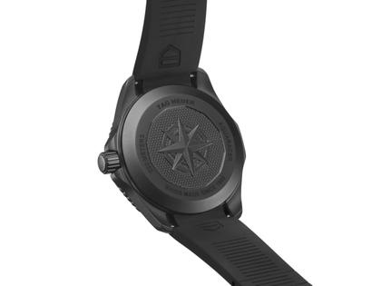 TAG Heuer Aquaracer Professional 200 Solargraph Edelstahl Schwarz-DLC 40mm schwarzes Zifferblatt schwarzes Kautschukband – Herrenuhren Uhr mit Datum aus DLC beschichtet und Edelstahl. Das Gehäuse ist rund und schwarz. Das Kautschuk / Kunststoff / Silikon Armband ist silber. Das Zifferblatt ist ein Index in schwarz. – Ansicht 2