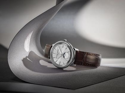 Frederique Constant Classics Moneta Moonphase Quarz 37mm silberfarbenes Zifferblatt braunes Lederband – Herrenuhren Uhr ohne Datum aus Edelstahl und Leder. Das Gehäuse ist rund und silber. Das Lederarmband ist braun. Das Zifferblatt ist ein Index in silber. – Ansicht 4