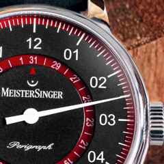 MeisterSinger Perigraph Edelstahl schwarzes Zifferblatt bordeauxfarbenes Datum schwarzes Lederband – Herrenuhren Uhr mit Datum aus Edelstahl. Das Gehäuse ist rund und silber. Das Lederarmband ist schwarz. Das Zifferblatt ist arabisch und schwarz. – Ansicht 4