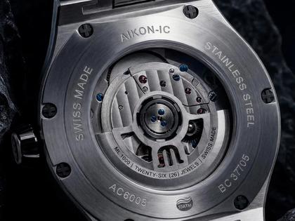 Maurice Lacroix AIKON-IC Frozen Carbon Automatik Edelstahl 43mm Carbon-Zifferblatt schwarzes Kautschukband – Herrenuhren Uhr mit Datum aus Carbon, Edelstahl, Kautschuk und Keramik. Das Gehäuse ist rund und silber. Das Kautschuk / Kunststoff / Silikon Armband ist schwarz. Das Zifferblatt ist ein Index in schwarz. – Ansicht 4