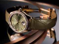 Glashütte Original Lady Serenade Luna Automatik Rotgold 32,5mm grünes Zifferblatt grünes Lederband – Damenuhren Uhr ohne Datum aus 750 Rotgold und Leder. Das Gehäuse ist rund und roségold. Das Lederarmband Kroko / Alligator ist grün. Das Zifferblatt ist ein Index in grün. – Ansicht 7