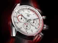 TAG Heuer Carrera Chronosprint x Porsche Automatik Edelstahl 42mm silbernes Zifferblatt schwarzes Lederband – Herrenuhren Chronograph aus Edelstahl und Leder. Das Gehäuse ist rund und silber. Das Lederarmband ist schwarz. Das Zifferblatt ist ein Index in silber. – Ansicht 2
