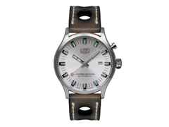 UMF Ruhla Sprungdeckeluhr Automatik Edelstahl 43mm silberfarbenes Zifferblatt braunes Lederband limitiert – Herrenuhren Uhr ohne Datum aus Edelstahl und Leder. Das Gehäuse ist rund und silber. Das Lederarmband ist braun. Das Zifferblatt ist ein Index in silber.