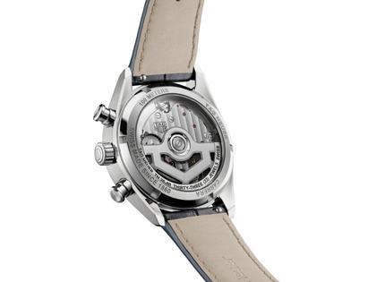 TAG Heuer Carrera Chronograph Automatik Edelstahl 39mm blaues Zifferblatt mit Diamanten blaues Lederband – Herrenuhren Chronograph aus Edelstahl. Das Gehäuse ist rund und silber. Das Lederarmband Kroko / Alligator ist blau. Das Zifferblatt ist ein Index in blau. – Ansicht 3