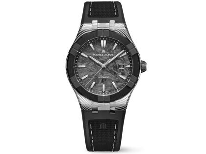Maurice Lacroix AIKON-IC Frozen Carbon Automatik Damaszenerstahl 43mm Carbon-Zifferblatt schwarzes Kautschukband limitiert – Herrenuhren Uhr mit Datum aus Carbon, Damaststahl, Edelstahl, Kautschuk, Keramik und Leder. Das Gehäuse ist rund und grau. Das Kautschuk / Kunststoff / Silikon Armband ist schwarz. Das Zifferblatt ist ein Index in schwarz.