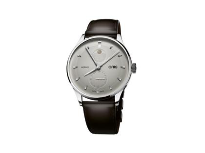 Herrenuhren Uhr ohne Datum aus Edelstahl. Das Gehäuse ist rund und silber. Das Lederarmband ist braun. Das Zifferblatt ist ein Index in weiß.