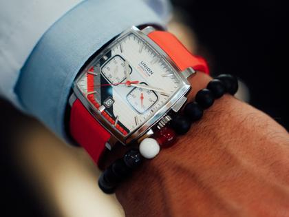 Union Glashütte Averin Chronograph Sachsen Classic 2026 Limited Edition Automatik Edelstahl 41mm graues Zifferblatt rotes Kautschukband und graues Lederband – Herrenuhren Chronograph aus Edelstahl, Kautschuk und Leder. Das Gehäuse ist quadratisch und silber. Das Lederarmband ist grau. Das Zifferblatt ist ein Index in grau. – Ansicht 10