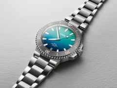Oris Aquis Great Barrier Reef IV Automatik Edelstahl 43,5mm blaues Zifferblatt Metallband limitiert – Herrenuhren Uhr mit Datum aus Edelstahl und Wolfram. Das Gehäuse ist rund und silber. Das Edelstahlarmband ist silber. Das Zifferblatt ist ein Index in blau. – Ansicht 2