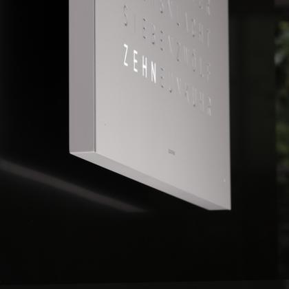 Qlocktwo Earth 45 White Pepper Monochrome Edition – Großuhren Wanduhr aus . Das Zifferblatt ist digital und weiß. – Ansicht 2