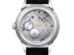 Union Glashütte 1893 Johannes Dürrstein Edition Doppelmondphase Handaufzug Edelstahl 41mm beiges Zifferblatt braunes Lederband – Herrenuhren Uhr mit Datum aus Edelstahl und Leder. Das Gehäuse ist rund und silber. Das Lederarmband ist braun. Das Zifferblatt ist römisch Index und beige. – Ansicht 2