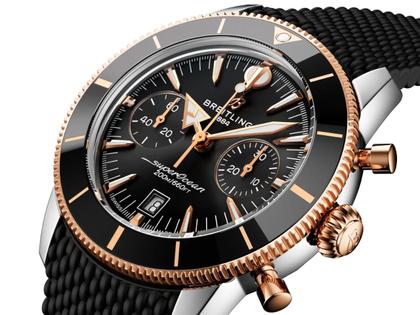 Breitling Superocean Heritage B01 Chronograph Automatik Edelstahl 42mm schwarzes Zifferblatt   schwarzes Kautschukband – Herrenuhren Chronograph aus 750 Rotgold, Edelstahl, Kautschuk und Keramik. Das Gehäuse ist rund und silber. Das Kautschuk / Kunststoff / Silikon Armband ist schwarz. Das Zifferblatt ist ein Index in schwarz. – Ansicht 2