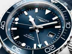 Longines HydroConquest GMT Automatik Edelstahl 43mm blaues Zifferblatt blaues Kautschukband – Herrenuhren Uhr mit Datum aus Edelstahl, Kautschuk und Keramik. Das Gehäuse ist rund und silber. Das Kautschuk / Kunststoff / Silikon Armband ist blau. Das Zifferblatt ist arabisch Index und blau. – Ansicht 5