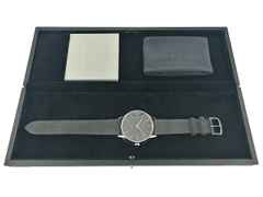 Nomos Glashütte Zürich Automatik Edelstahl 40mm graues Zifferblatt Lederband Ref. 803 Full Set mit Garantie Occasion – Herrenuhren Uhr ohne Datum aus Edelstahl. Das Gehäuse ist rund und silber. Das Lederarmband ist anthrazit. Das Zifferblatt ist ein Index in anthrazit. – Ansicht 5