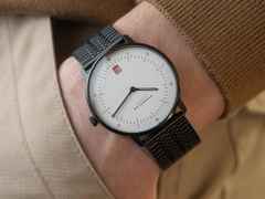 Sternglas Naos Edition Bauhaus III Quarz Edelstahl Schwarz-PVD 38mm weißes Zifferblatt Metallband – Herrenuhren Uhr mit Datum aus Edelstahl, Leder und PVD beschichtet. Das Gehäuse ist rund und schwarz. Das Edelstahlarmband ist schwarz. Das Zifferblatt ist arabisch Index und weiß. – Ansicht 8
