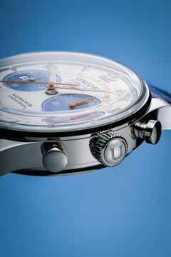 Union Glashütte Noramis Chronograph Sachsen Classic 2024 Limited Edition Automatik Edelstahl 42mm beiges Zifferblatt blaues Lederband – Herrenuhren Chronograph aus Edelstahl und Leder. Das Gehäuse ist rund und silber. Das Lederarmband ist blau. Das Zifferblatt ist arabisch Index und beige. – Ansicht 9