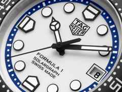 TAG Heuer Formula 1 Solargraph Quarz Kunststoff 38mm weißes Zifferblatt blaues Kautschukband – Herrenuhren Uhr mit Datum aus Edelstahl und Kunststoff. Das Gehäuse ist rund und schwarz. Das Kautschuk / Kunststoff / Silikon Armband ist blau. Das Zifferblatt ist ein Index in weiß. – Ansicht 4