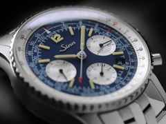 Sinn Spezialuhren 903 St II BE Navigationschronograph Automatik Edelstahl 41mm blaues Zifferblatt braunes Lederband – Herrenuhren Chronograph aus Edelstahl und Leder. Das Gehäuse ist rund und silber. Das Lederarmband ist braun. Das Zifferblatt ist arabisch Index und blau. – Ansicht 6