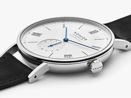 Nomos Glashütte Ludwig neomatik 41 Datum Automatik Edelstahl weißes Zifferblatt schwarzes Lederband – Herrenuhren Uhr mit Datum aus Edelstahl. Das Gehäuse ist rund und silber. Das Lederarmband ist schwarz. Das Zifferblatt ist arabisch Index und weiß. – Ansicht 4