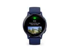 Garmin vívoactive 5 faserverstärktes Polymer marineblau 42mm marineblaues Kautschukband – Damenuhren Uhr Multifunktion aus eloxiertes Aluminium, Kautschuk, Kunststoff und PVD beschichtet. Das Gehäuse ist rund und blau. Das Kautschuk / Kunststoff / Silikon Armband ist blau. Der Zifferblatt ist digital. – Ansicht 2